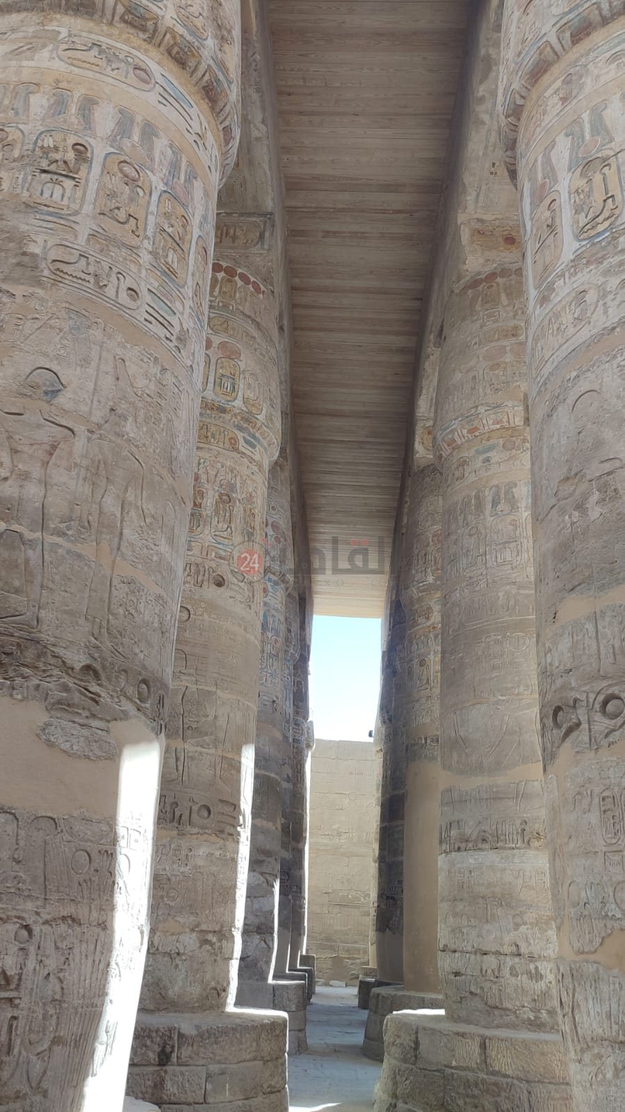 لحماية اللوان الأعمدة.. الآثار تغطي صالة الأعمدة الكبري بمعابد الكرنك بسقف خشبي (4)