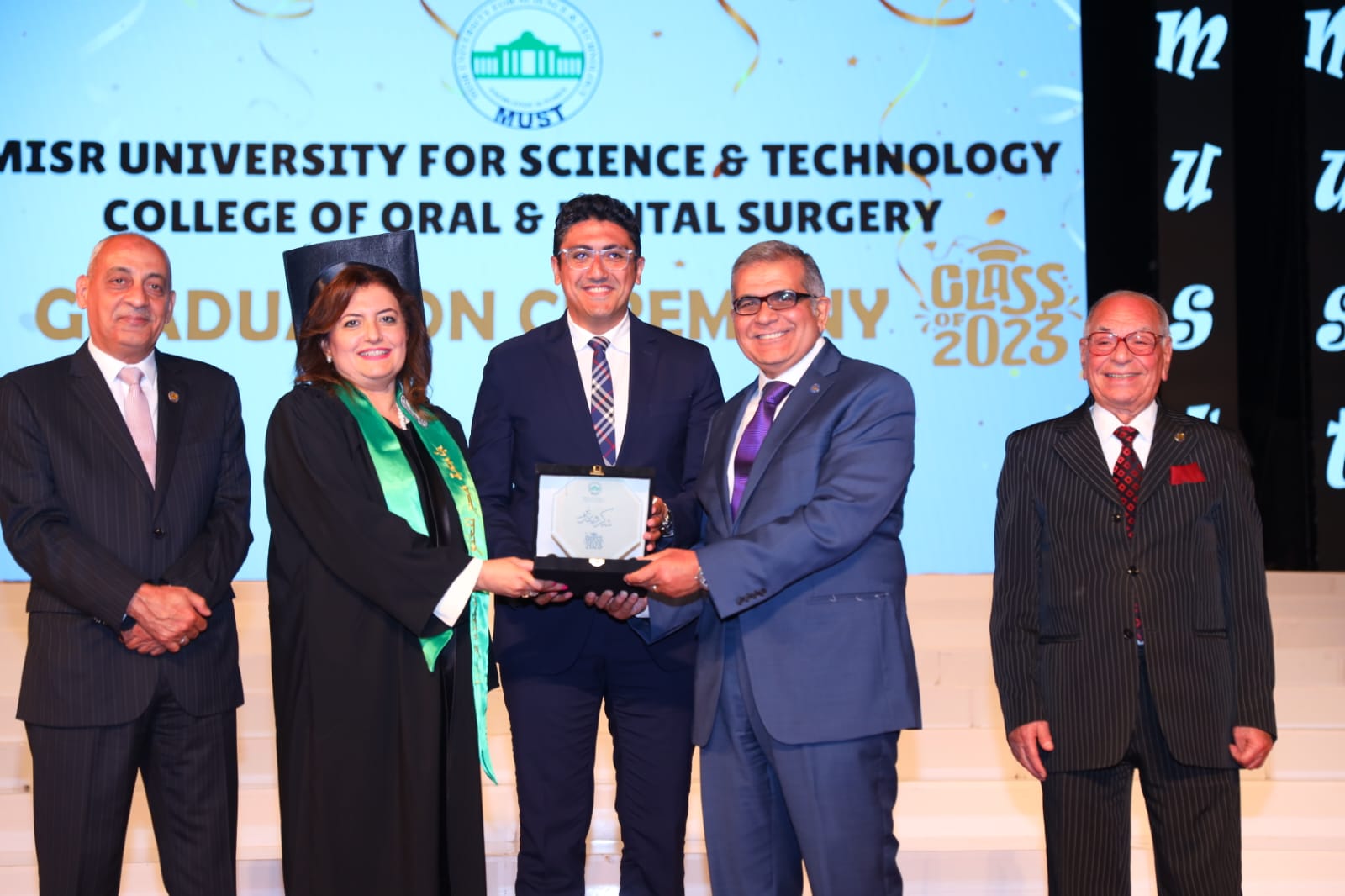 جامعة مصر للعلوم والتكنولوجيا تقيم حفلا كبيرا لتخريج دفعة جديدة من كلية طب الأسنان 