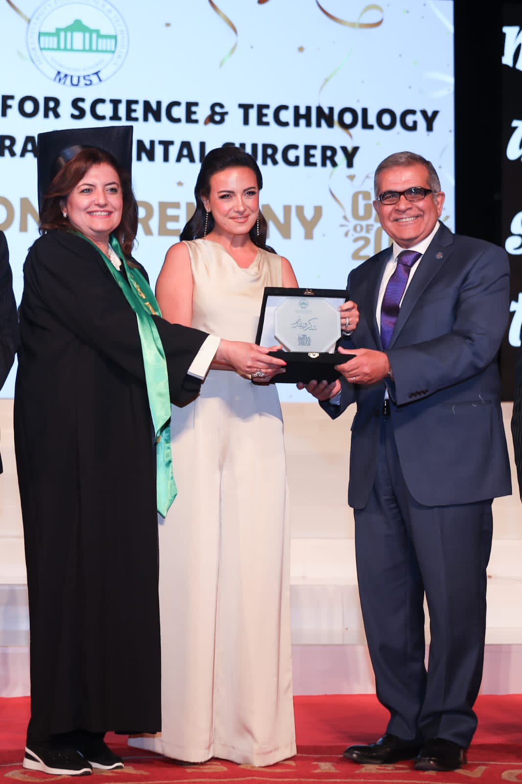 جامعة مصر للعلوم والتكنولوجيا تقيم حفلا كبيرا لتخريج دفعة جديدة من كلية طب الأسنان 