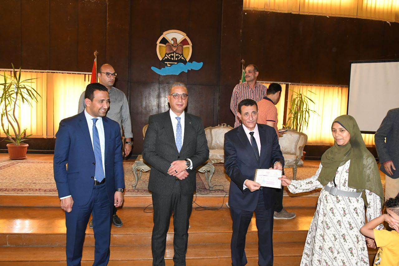 محافظ الفيوم ورئيس هيئة تعليم الكبار يُكرمان المتحررات من الأمية 