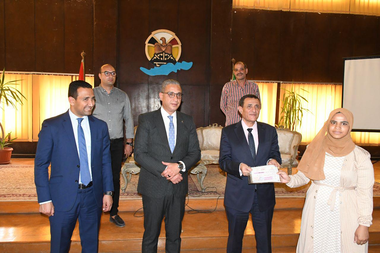 محافظ الفيوم ورئيس هيئة تعليم الكبار يُكرمان المتحررات من الأمية 