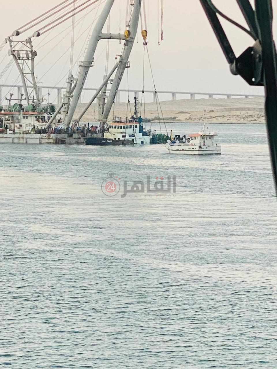 لحظة انتشال هيكل القاطرة الغارقة فهد من قاع القناة 