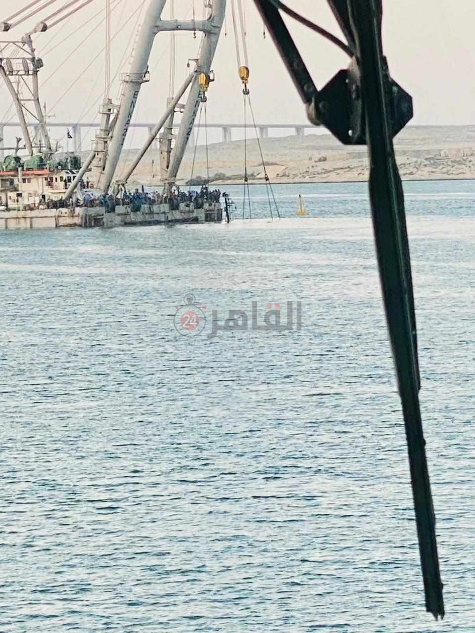 لحظة انتشال هيكل القاطرة الغارقة فهد من قاع القناة 