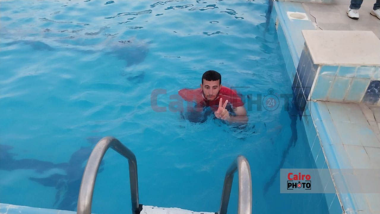 الشاب إسلام يسبح بذراع واحد