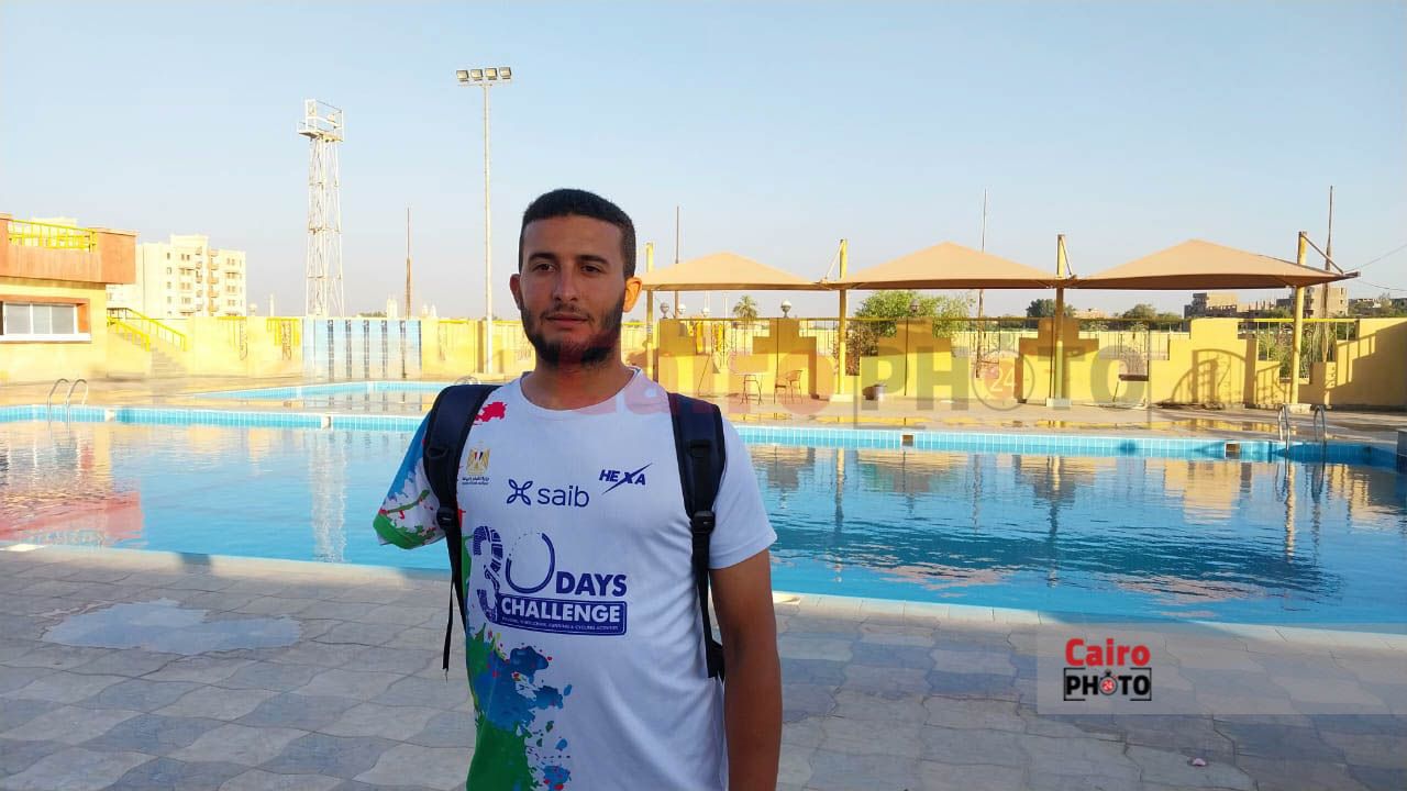 الشاب إسلام يسبح بذراع واحد