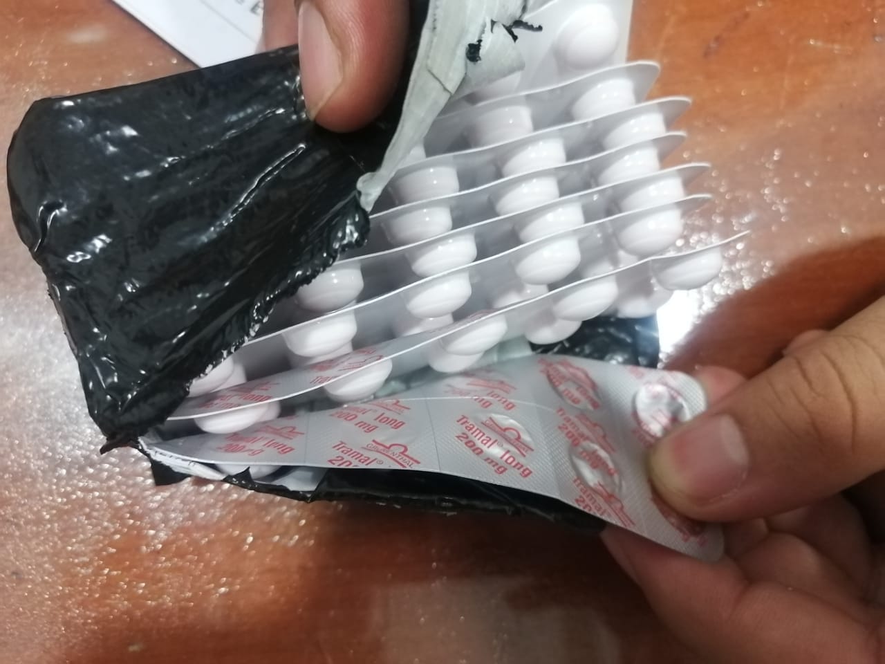 ضبط مواد مخدرة بحوزة راكب بمطار برج العرب