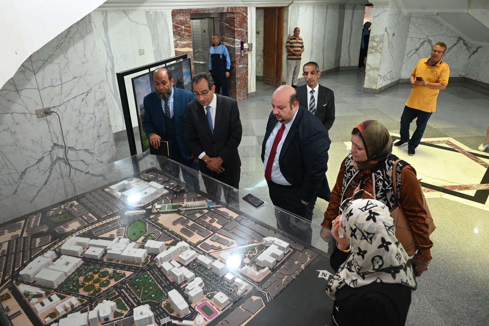 رئيس جامعة الفيوم يستقبل وفدًا من وزارة التخطيط