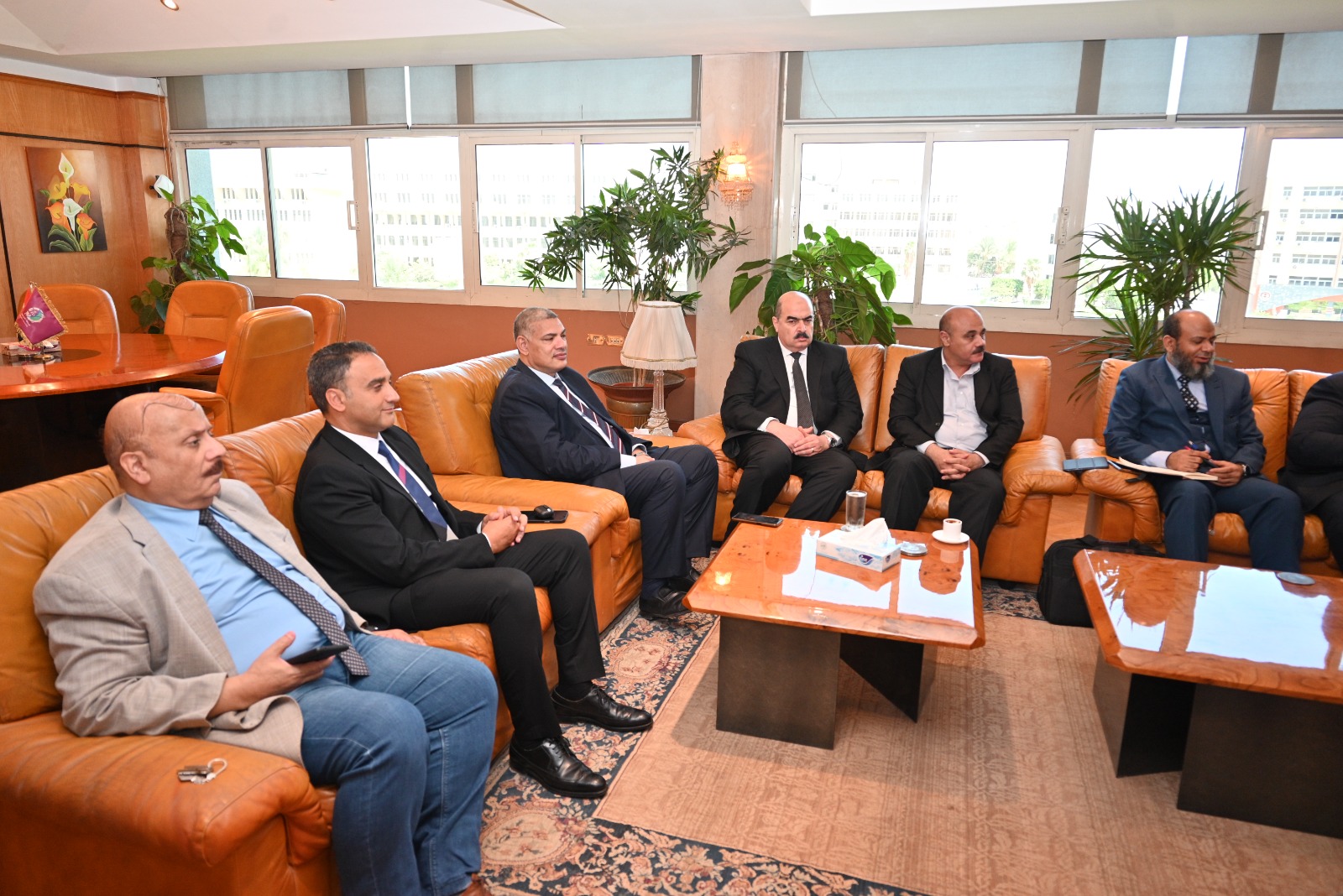 رئيس جامعة الفيوم يستقبل وفدًا من وزارة التخطيط