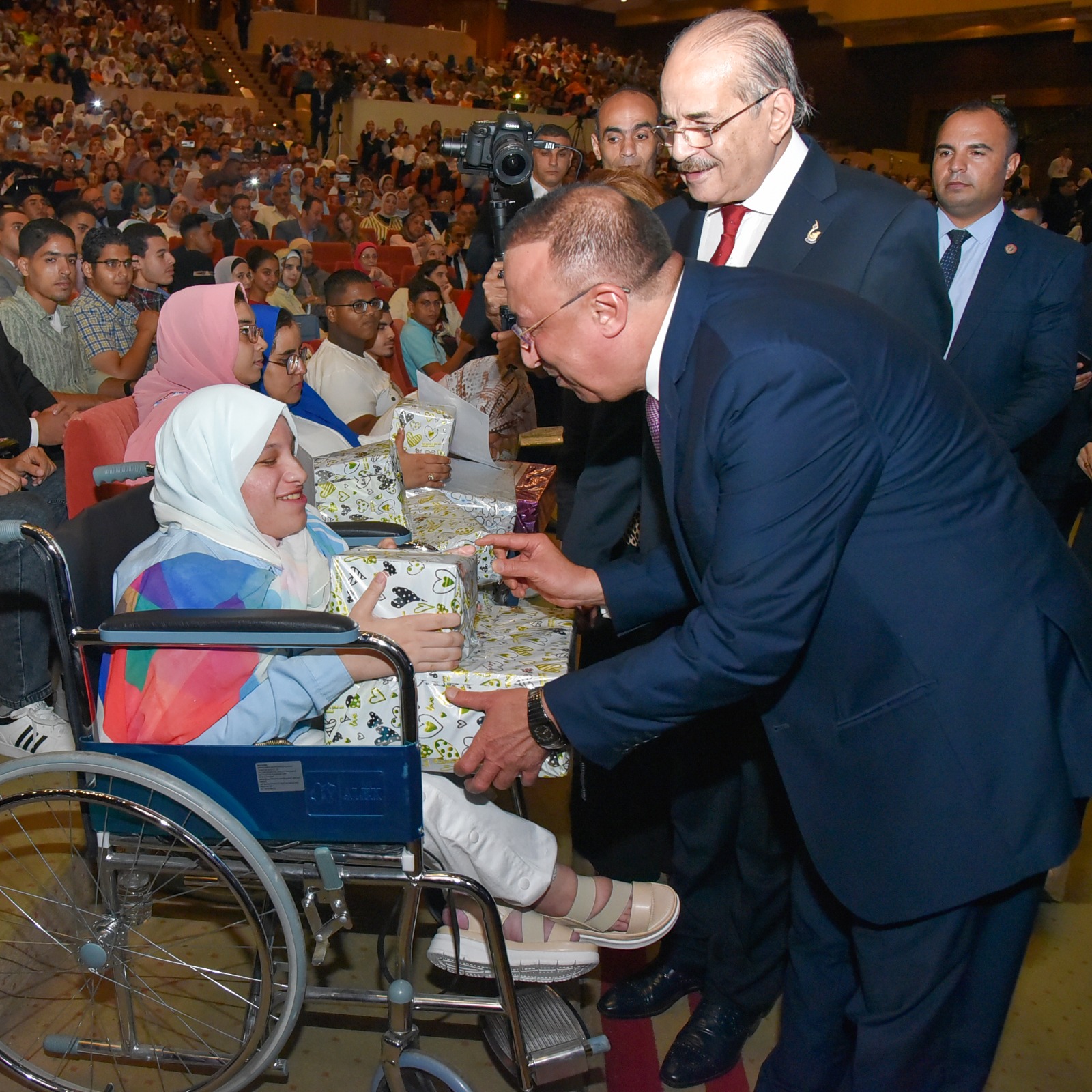 محافظ الإسكندرية يكرم أوئل الشهادات الثانوية وابطال ذوي الهمم 2