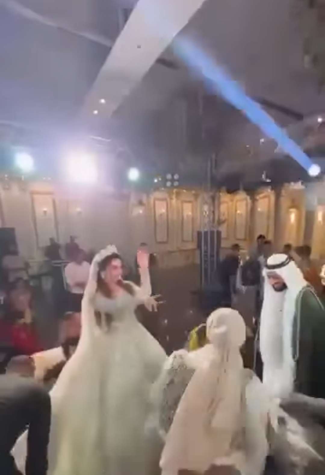 تدافع أهل العروس نحو المال