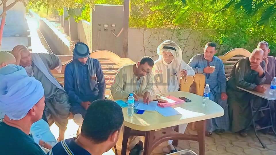 جلسة صلح عرفية لإنهاء خصومة بين عائلتين بقرية سيلا بالفيوم