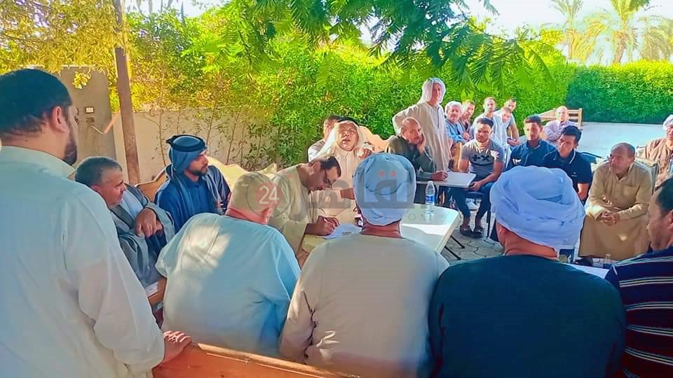 جلسة صلح عرفية لإنهاء خصومة بين عائلتين بقرية سيلا بالفيوم
