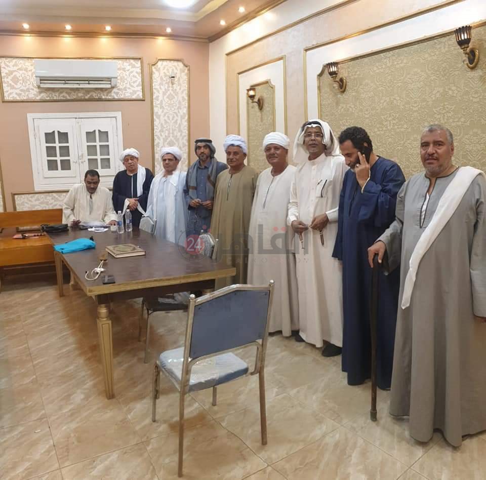 جلسة صلح عرفية لإنهاء خصومة بين عائلتين بقرية سيلا بالفيوم