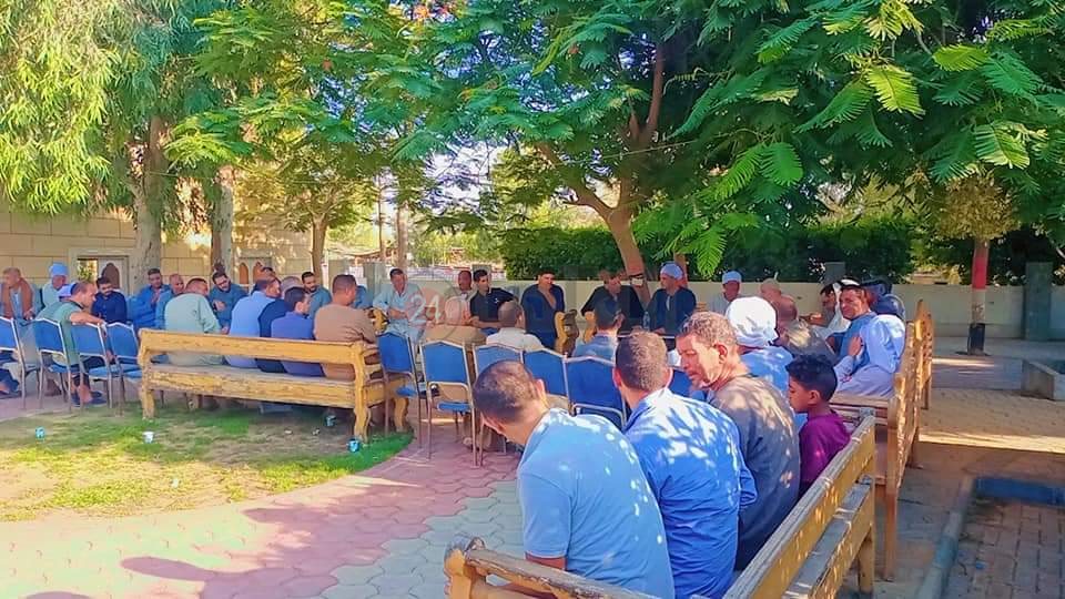 جلسة صلح عرفية لإنهاء خصومة بين عائلتين بقرية سيلا بالفيوم