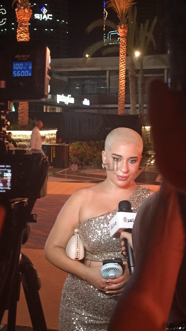 أول ظهور لـ أسما شريف منير بعد حلق شعرها (1)