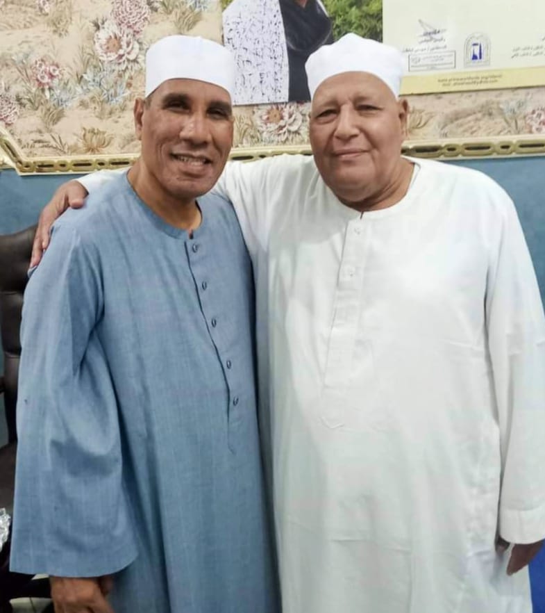 الشيخ الطاروطي إلى يمين الراحل الشيخ الشحات السيد شاهين