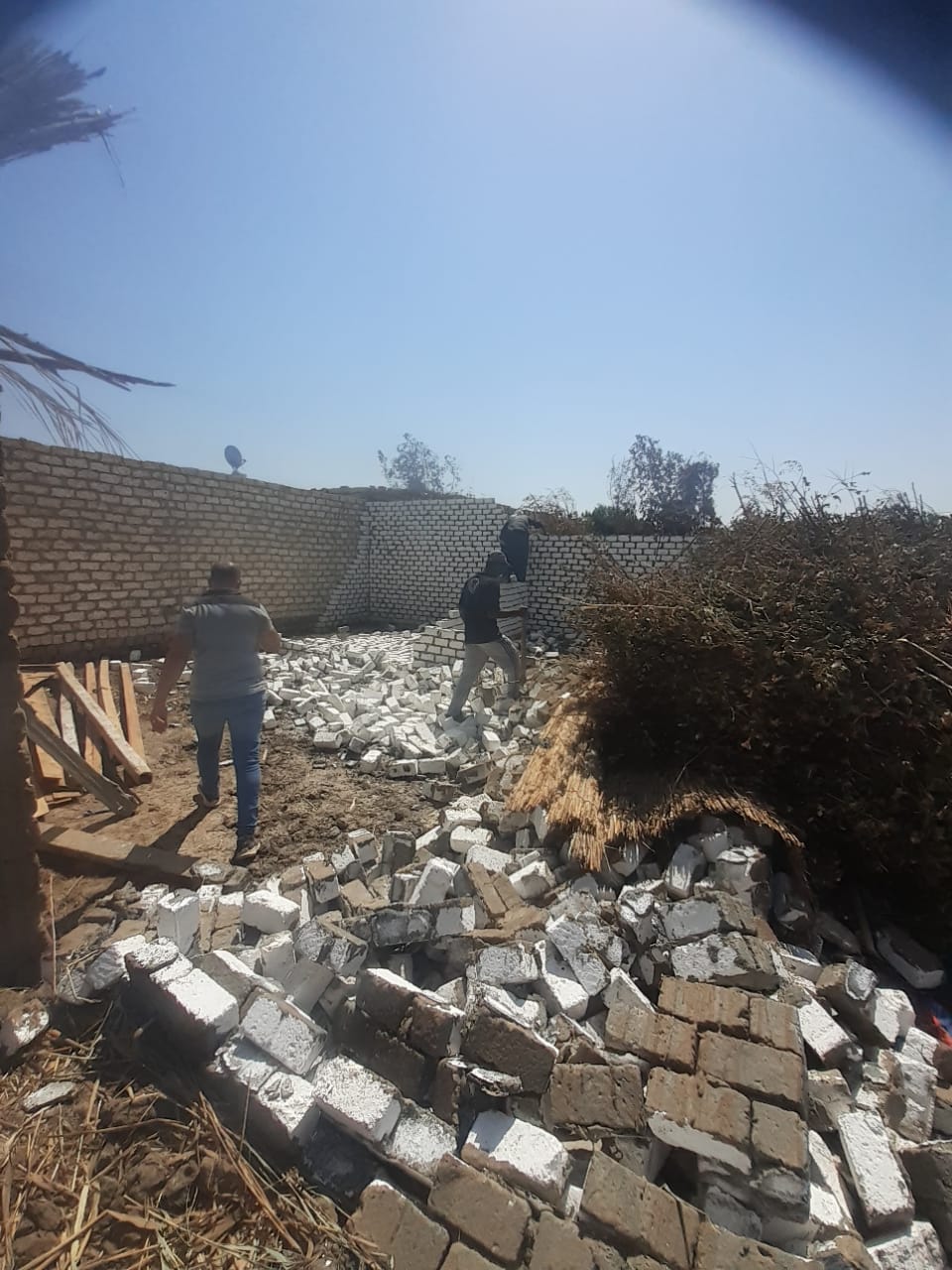 إزالة 4 حالات تعد وبناء مخالف بمركز أبشواي بالفيوم 