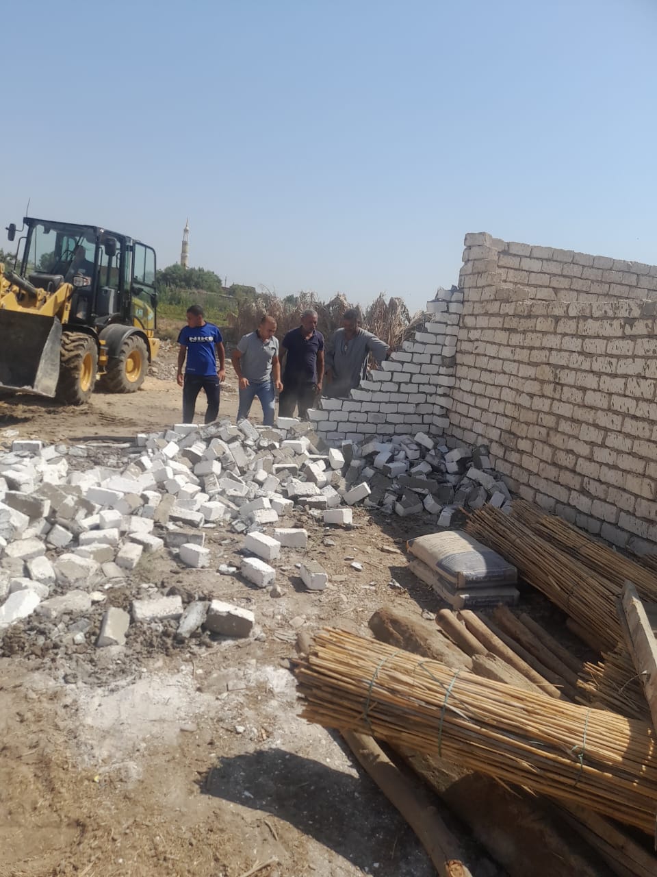 إزالة 4 حالات تعد وبناء مخالف بمركز أبشواي بالفيوم 