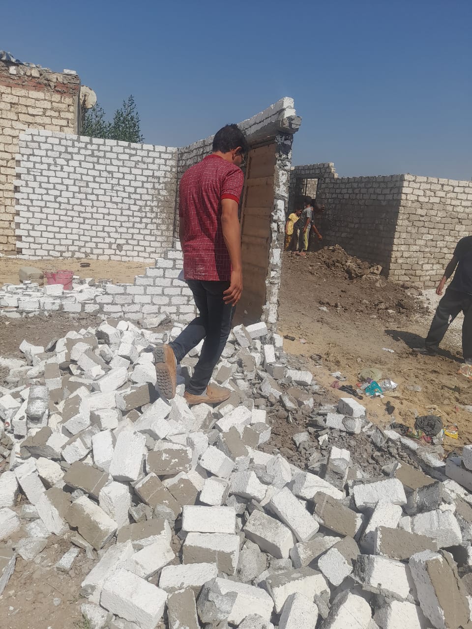 إزالة 4 حالات تعد وبناء مخالف بمركز أبشواي بالفيوم 