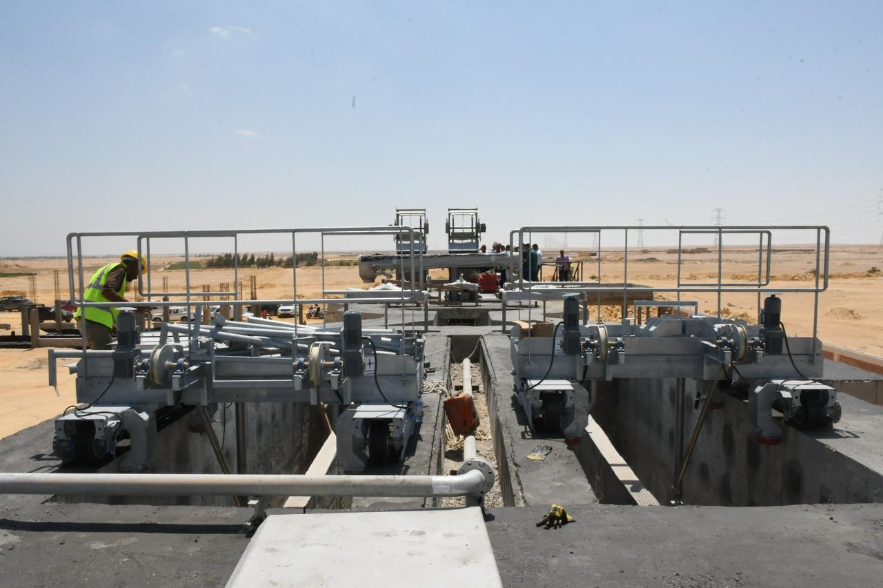 محافظ الفيوم يتفقد الأعمال الإنشائية بمحطتي الصرف الصحي 