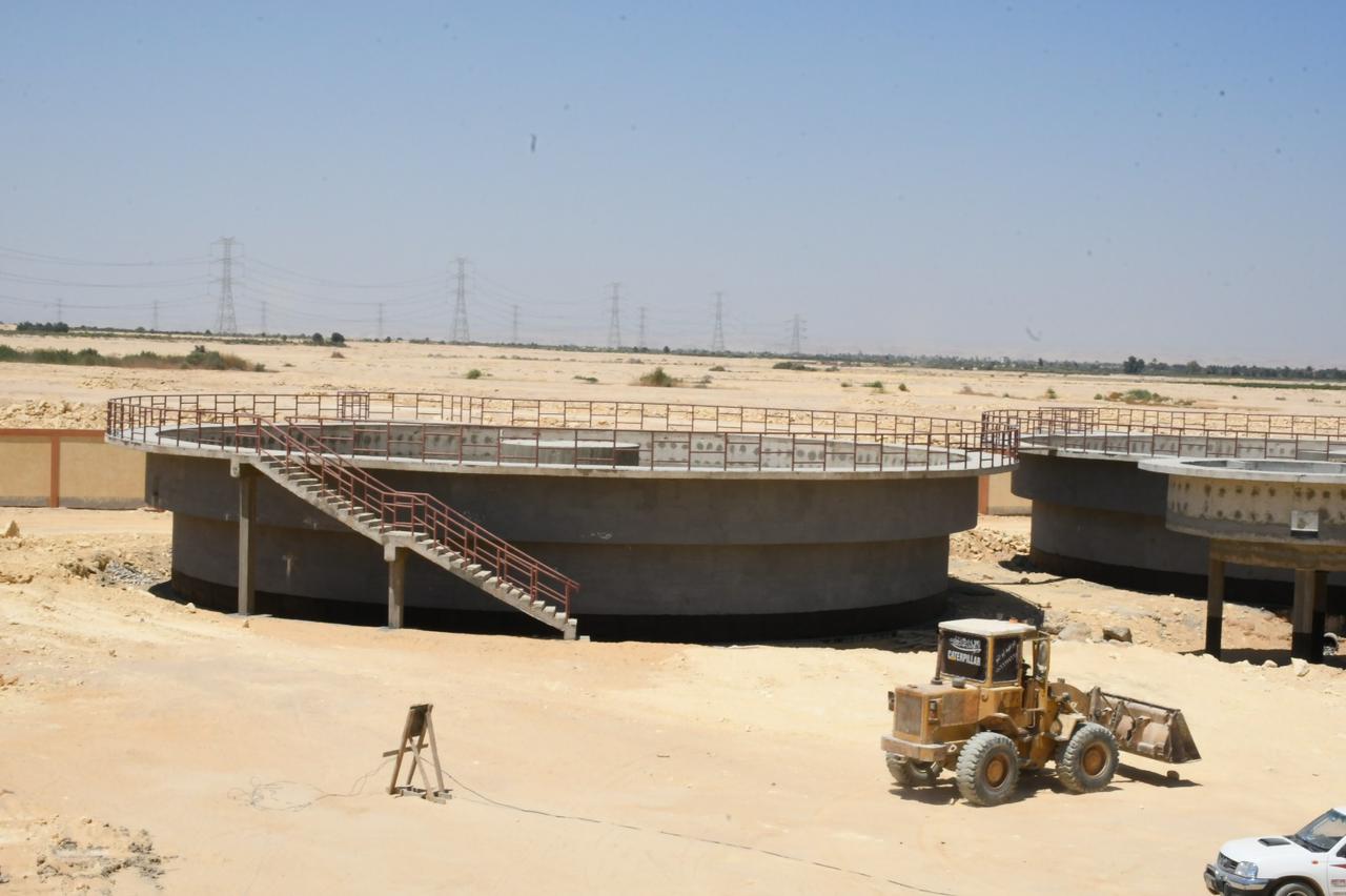 محافظ الفيوم يتفقد الأعمال الإنشائية بمحطتي الصرف الصحي 