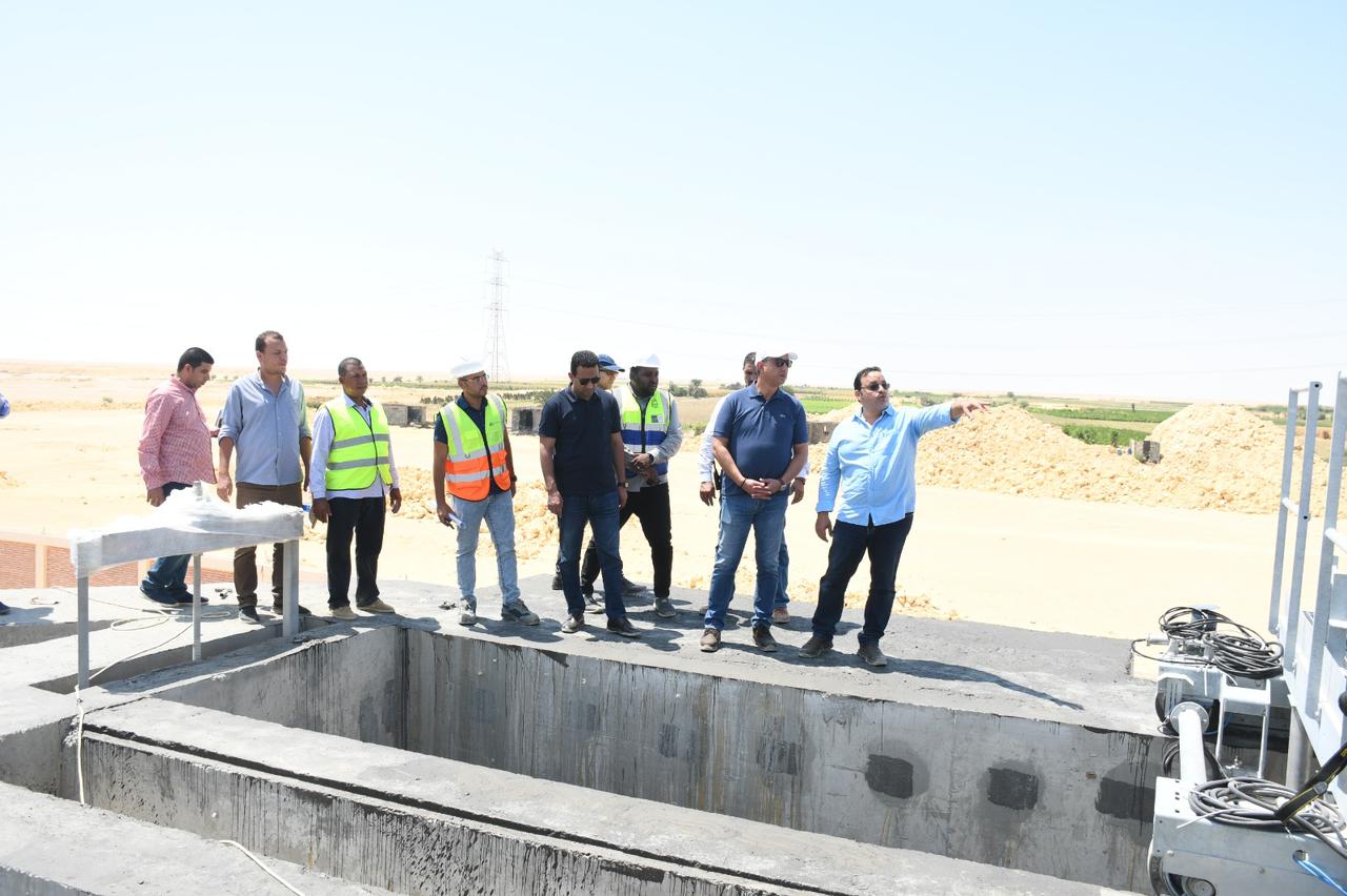 محافظ الفيوم يتفقد الأعمال الإنشائية بمحطتي الصرف الصحي 