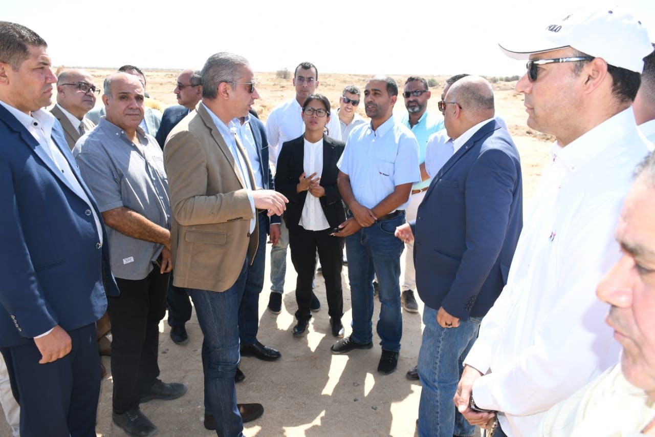 محافظ الفيوم أثناء الجولة 