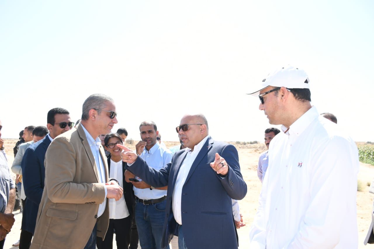 محافظ الفيوم أثناء الجولة 