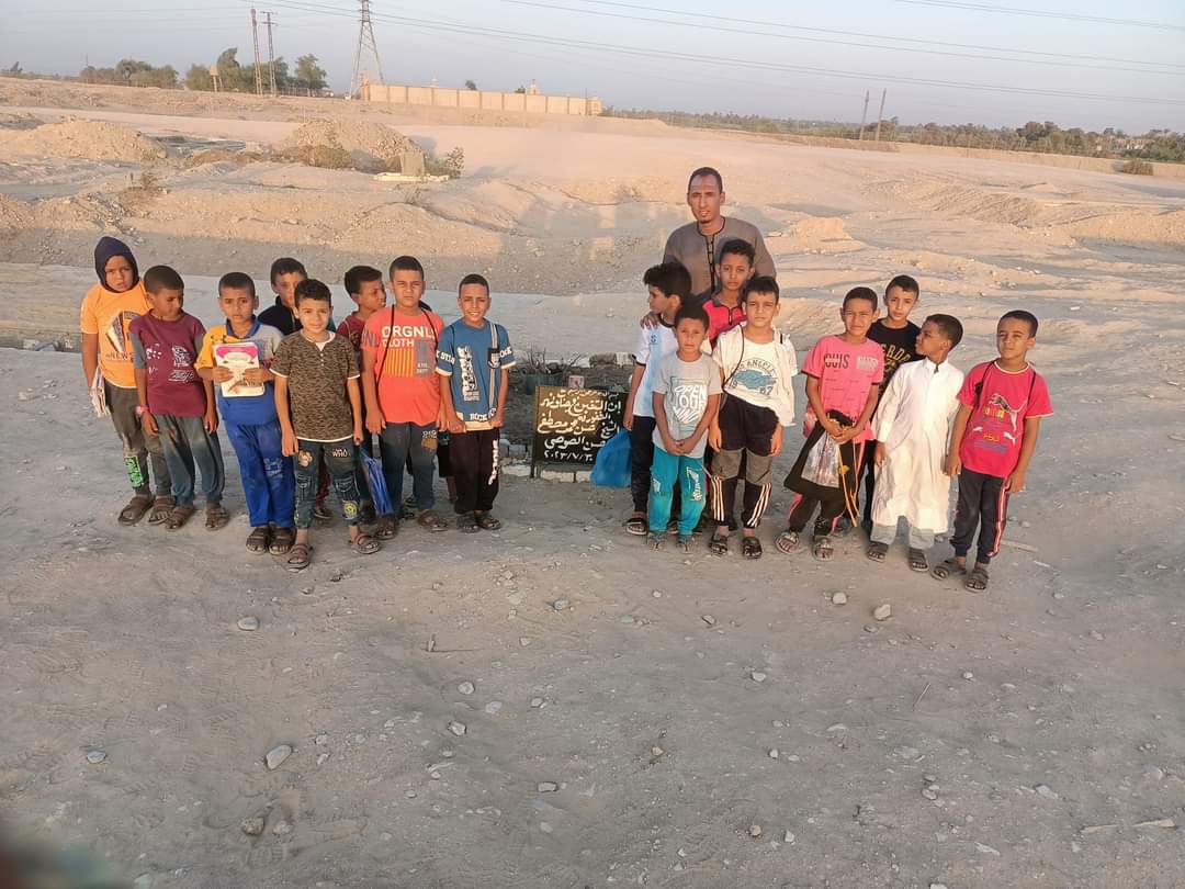 صغار يقرأون القرآن على قبر معلمهم2