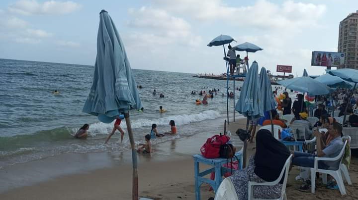 إقبال متوسط على شواطئ الإسكندرية 
