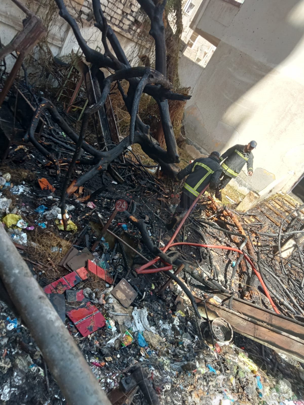 جانب من حريق خلف شارع الإسكندرية بمطروح