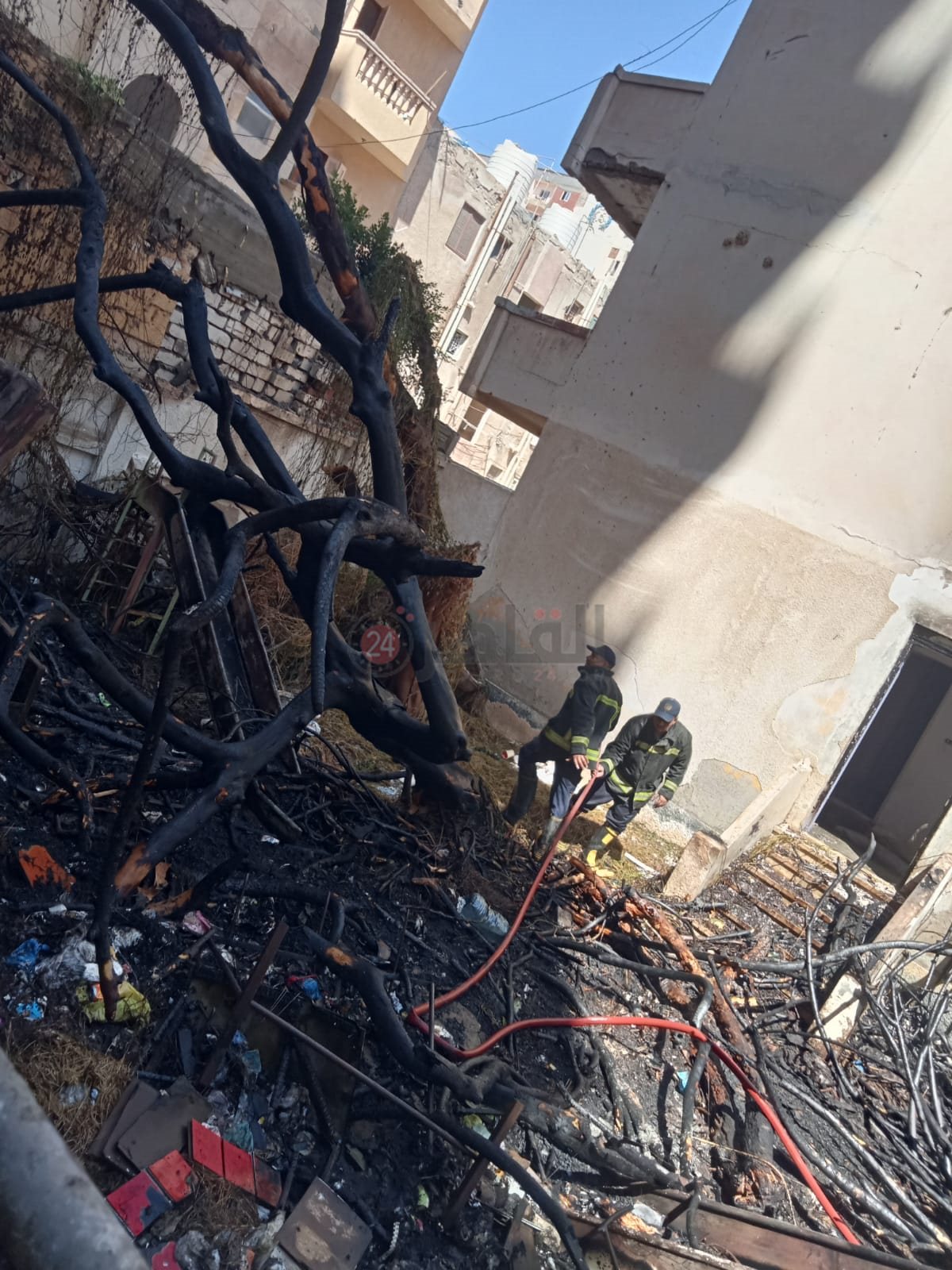 جانب من حريق خلف شارع الإسكندرية بمطروح