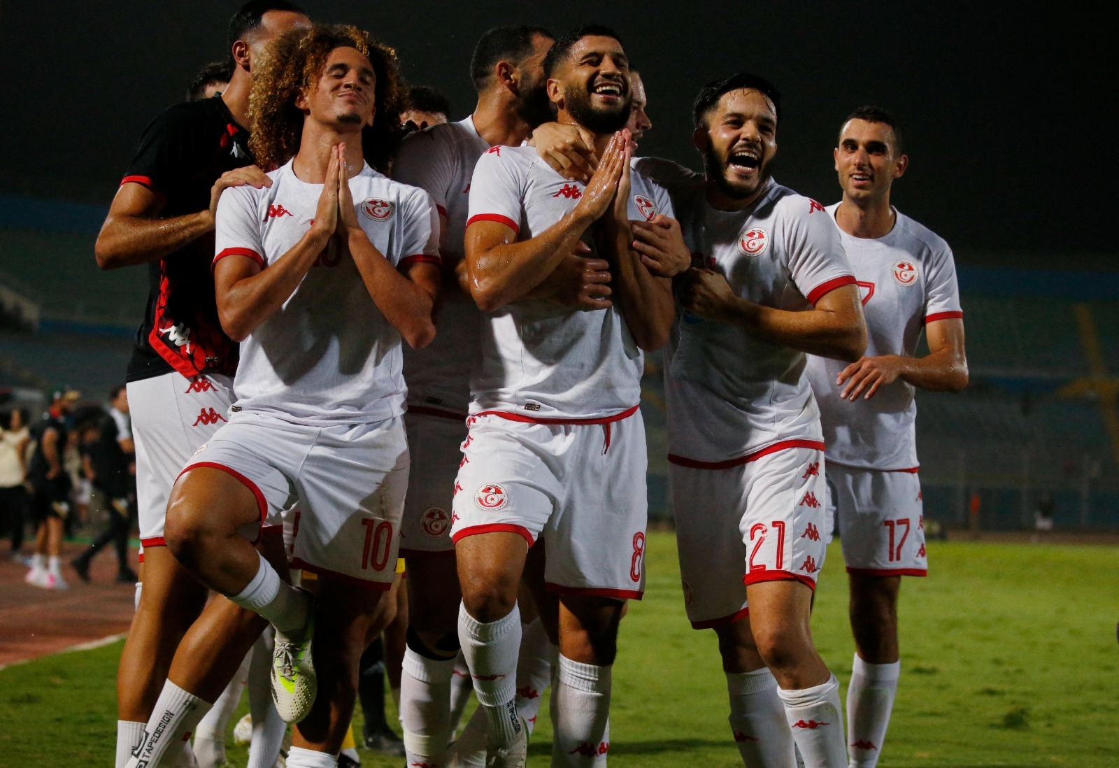 لاعبو تونس يحتلفون على طريقة محمد صلاح بعد الهدف الثالث أمام مصر