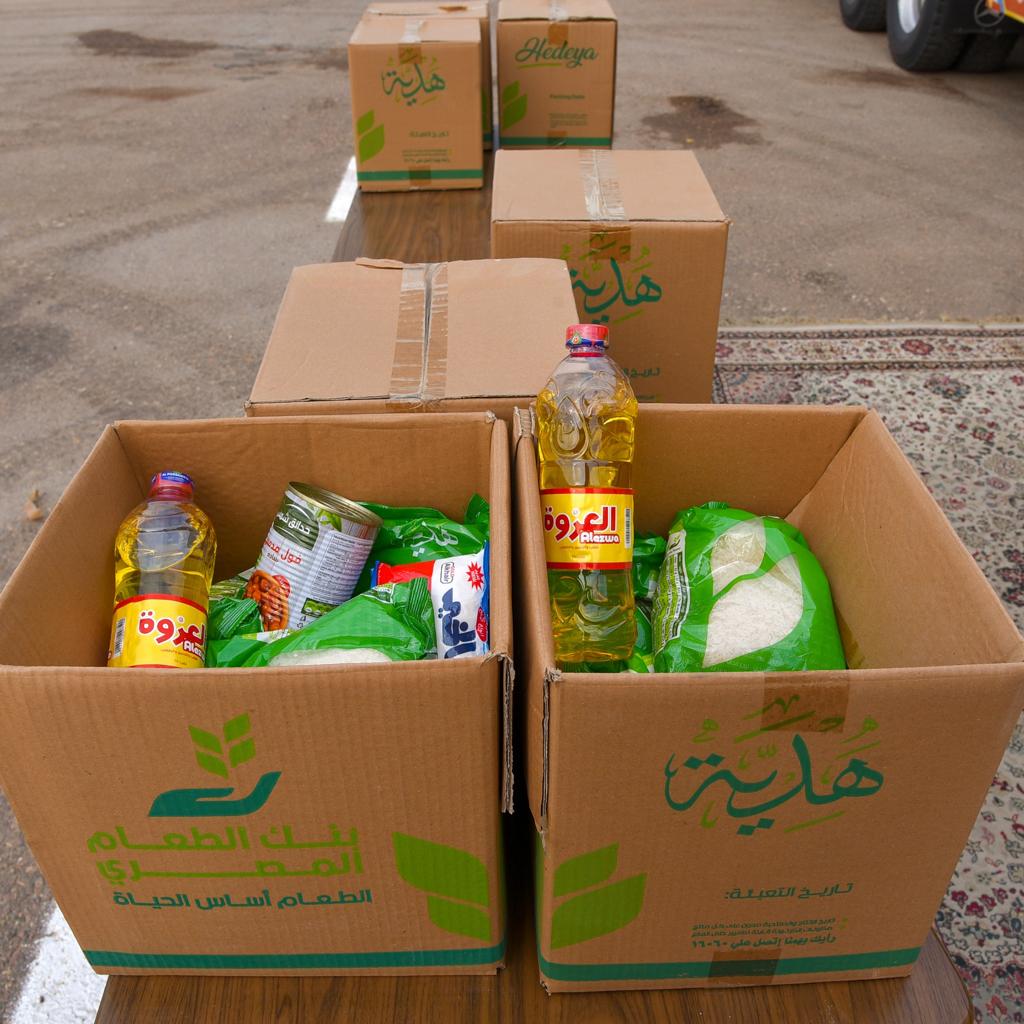 محافظ الإسكندرية يتفقد قافلة بنك الطعام 