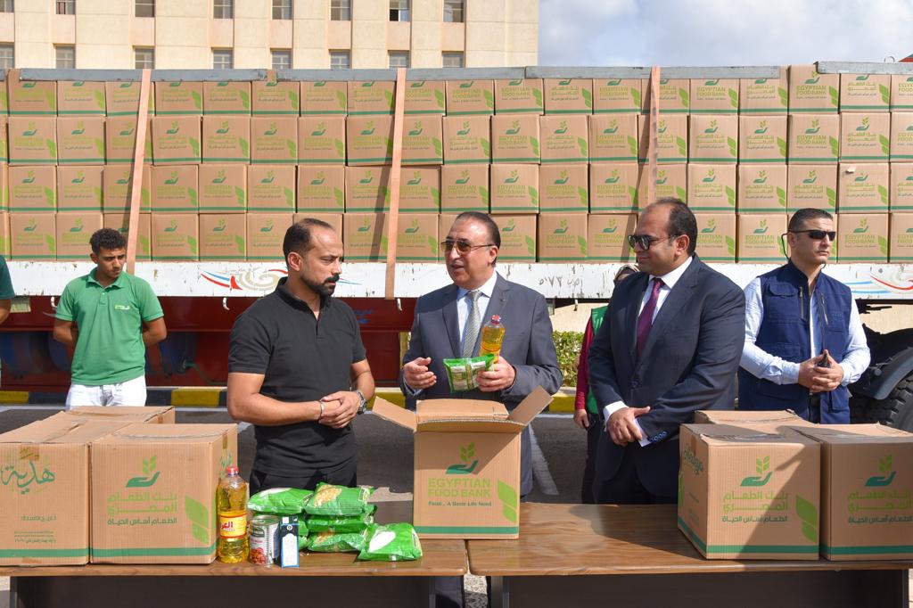 محافظ الإسكندرية يتفقد قافلة بنك الطعام 