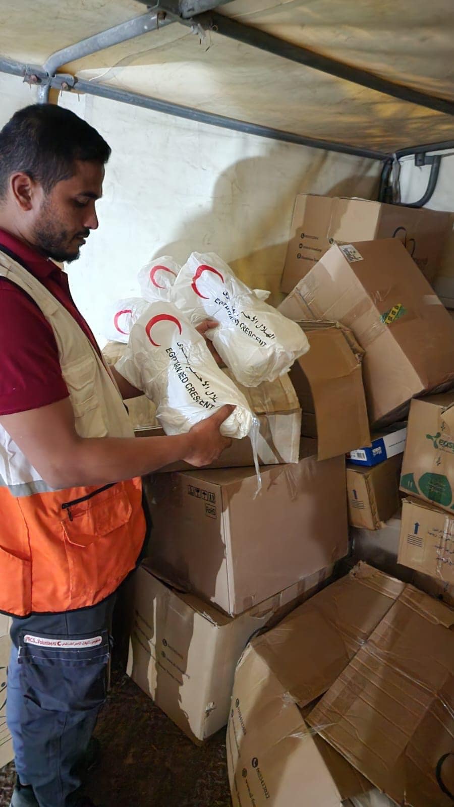 الهلال الأحمر يجهز دفعة ثانية من المساعدات الإغاثية العاجلة لـ غزة 4