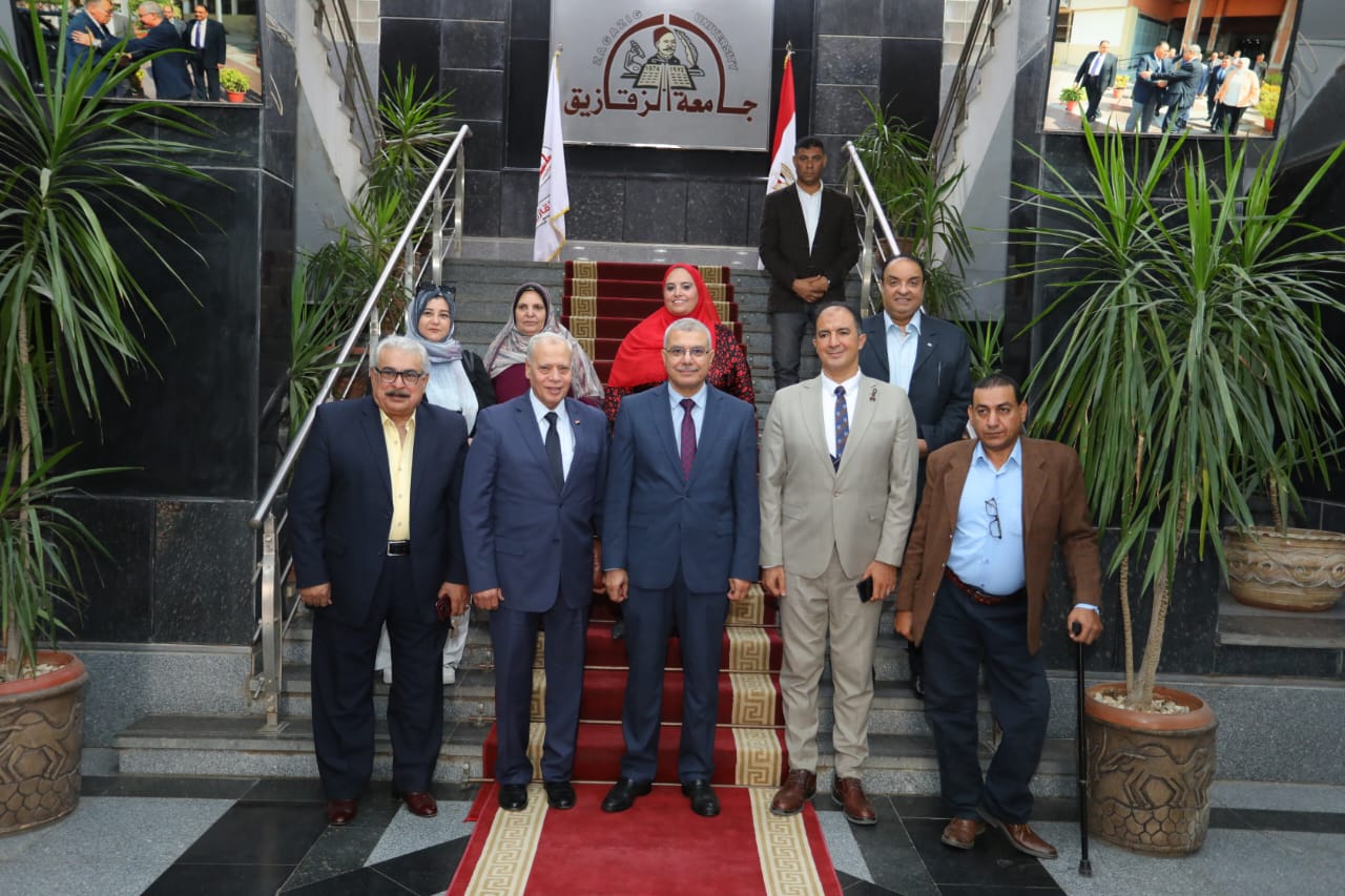 رئيس جامعة الزقازيق والوفد المحاضر في الندوة