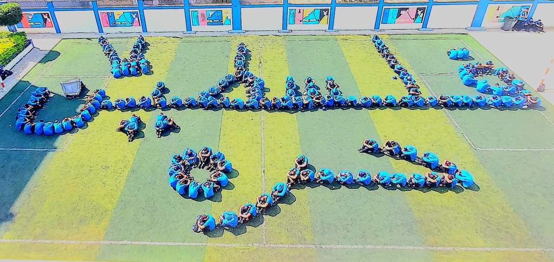 طلاب مدرسة السويدي يرسمون كلمة فلسطين حرة