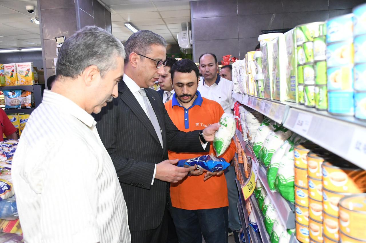 محافظ الفيوم يتفقد المنافذ والمحلات التجارية