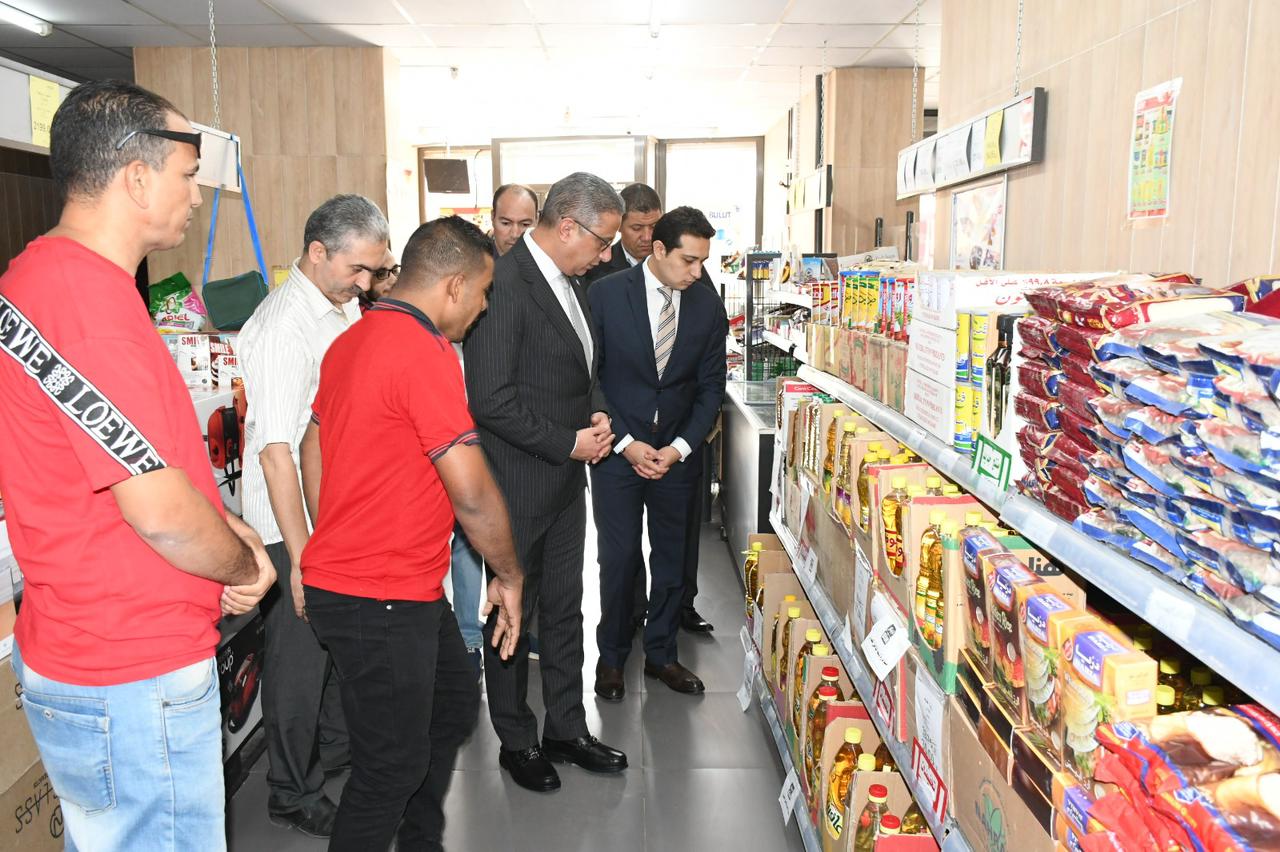 محافظ الفيوم يتفقد المنافذ والمحلات التجارية