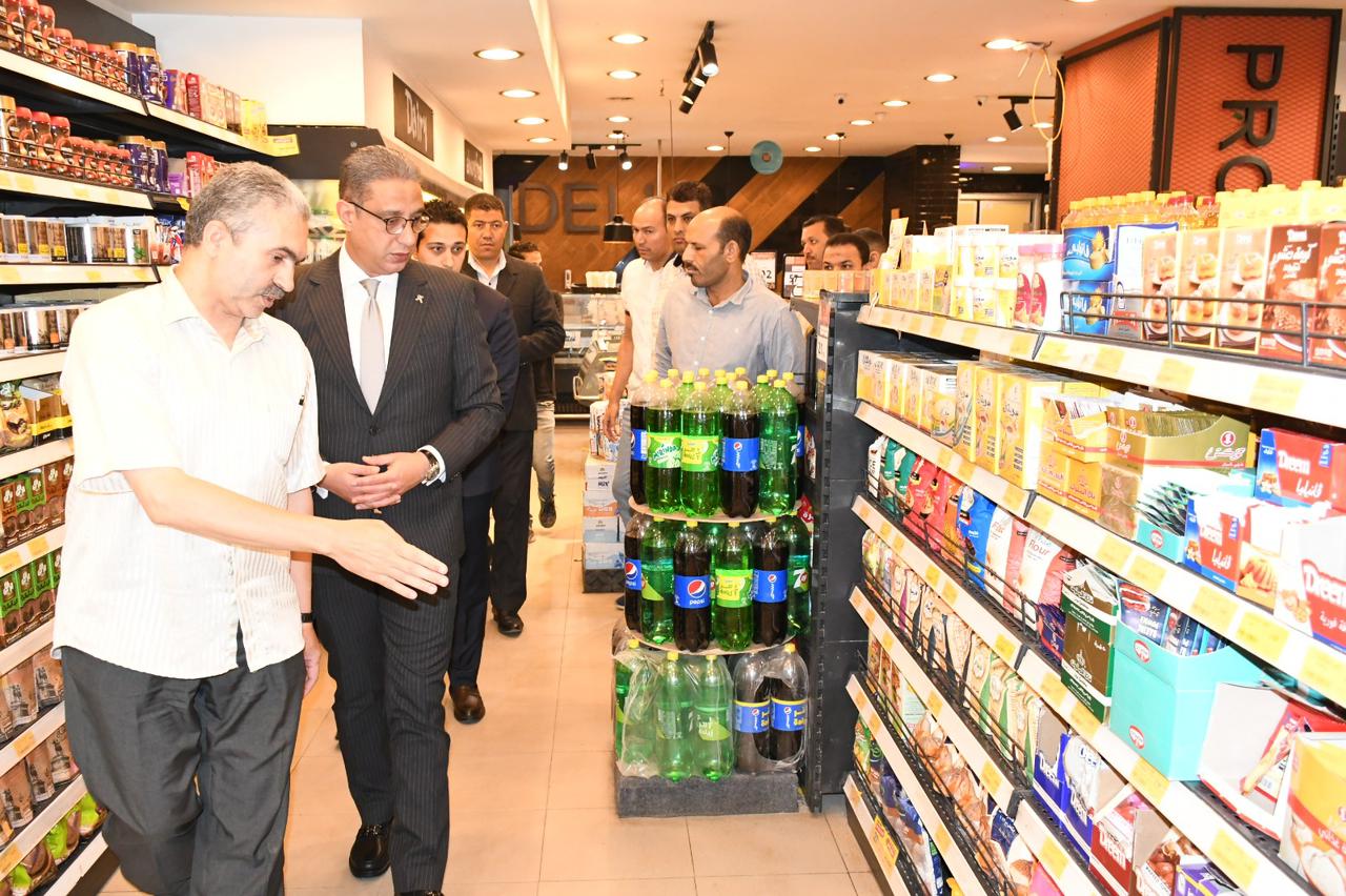 محافظ الفيوم يتفقد المنافذ والمحلات التجارية