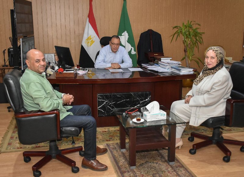 محافظ الشرقية أثناء لقائه بوكيل الوزارة ومديرة المدرسة