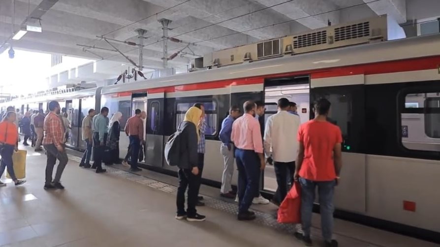 توافد المواطنين على استقلال القطار الكهربائي الخفيف LRT