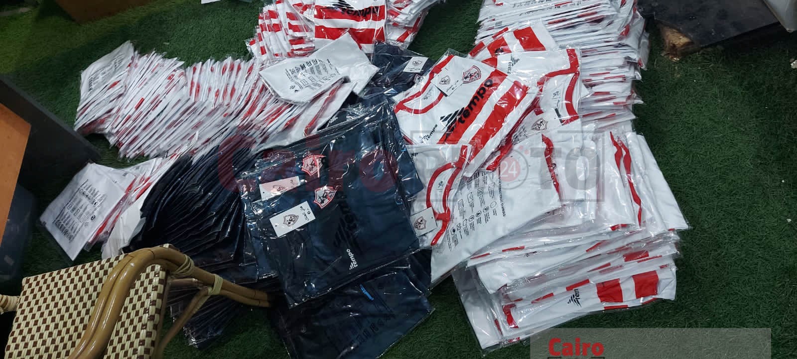 العتال يسلم الدفعة الثانية من ملابس قطاعي الطائرة واليد (1)