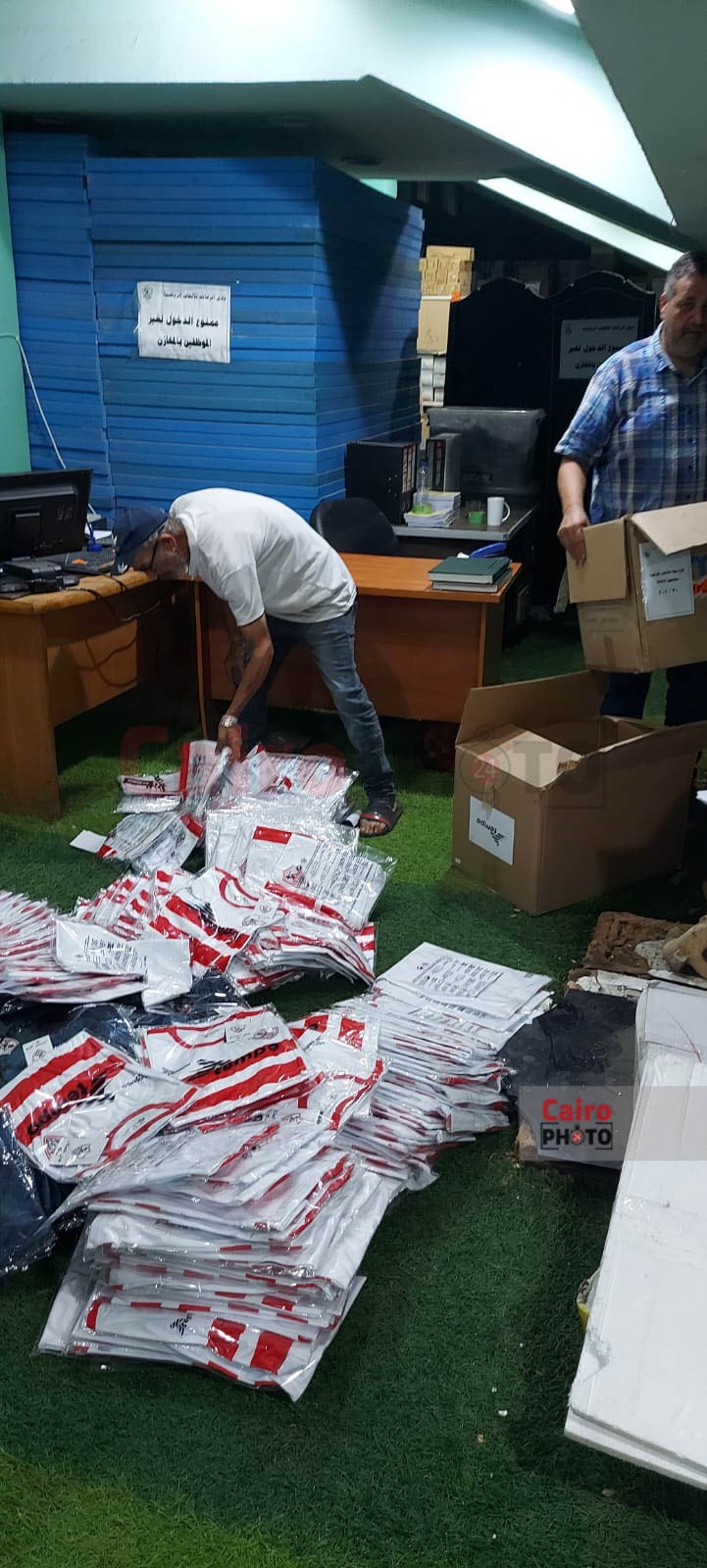 العتال يسلم الدفعة الثانية من ملابس قطاعي الطائرة واليد (3)