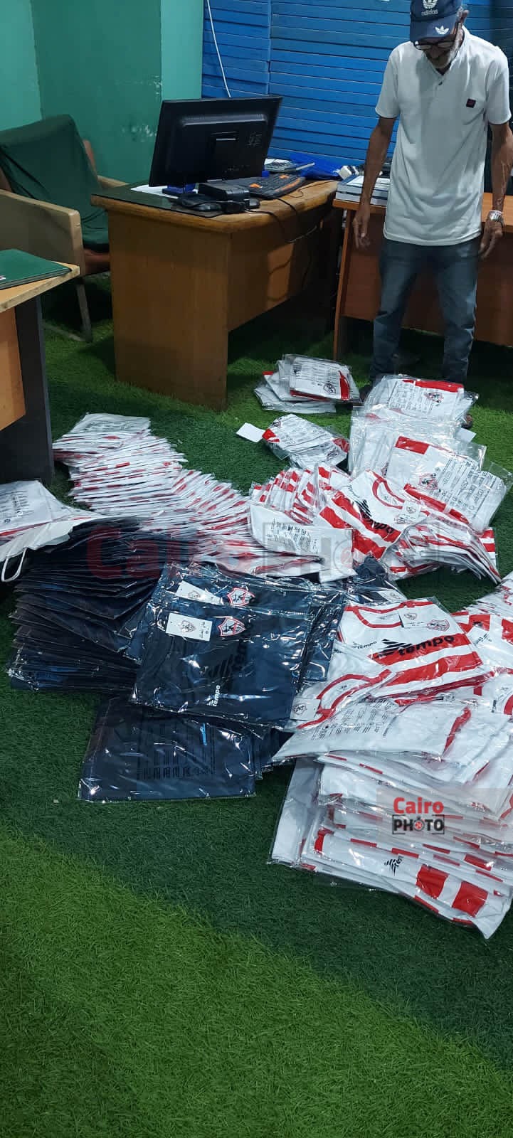 العتال يسلم الدفعة الثانية من ملابس قطاعي الطائرة واليد (4)