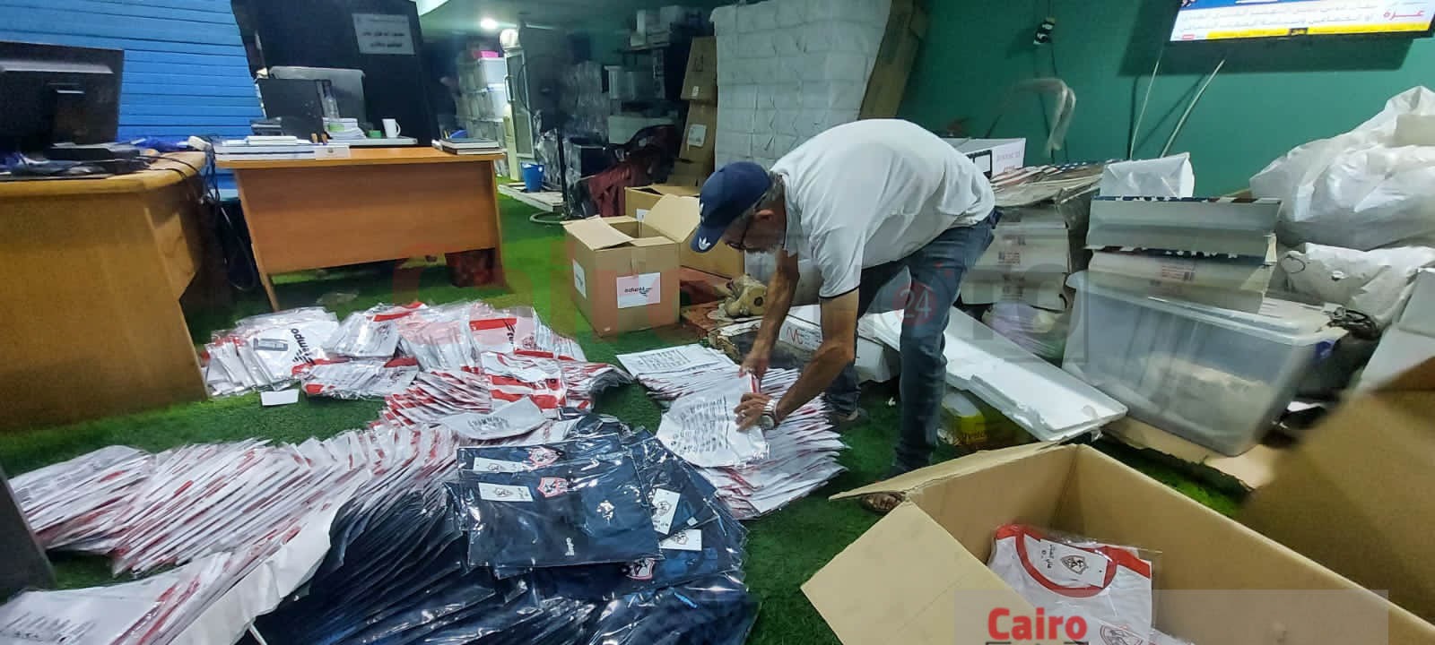 العتال يسلم الدفعة الثانية من ملابس قطاعي الطائرة واليد (7)