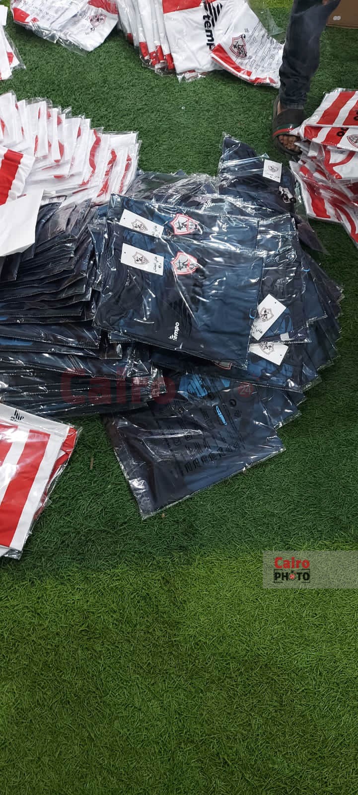 العتال يسلم الدفعة الثانية من ملابس قطاعي الطائرة واليد (9)