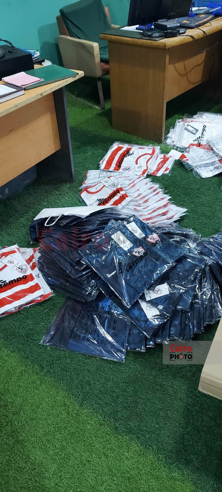 العتال يسلم الدفعة الثانية من ملابس قطاعي الطائرة واليد (11)