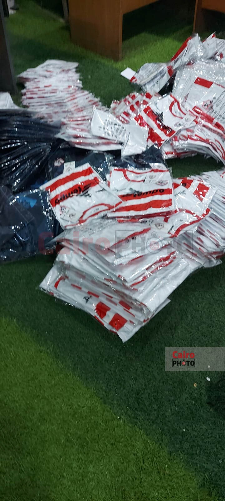 العتال يسلم الدفعة الثانية من ملابس قطاعي الطائرة واليد (15)